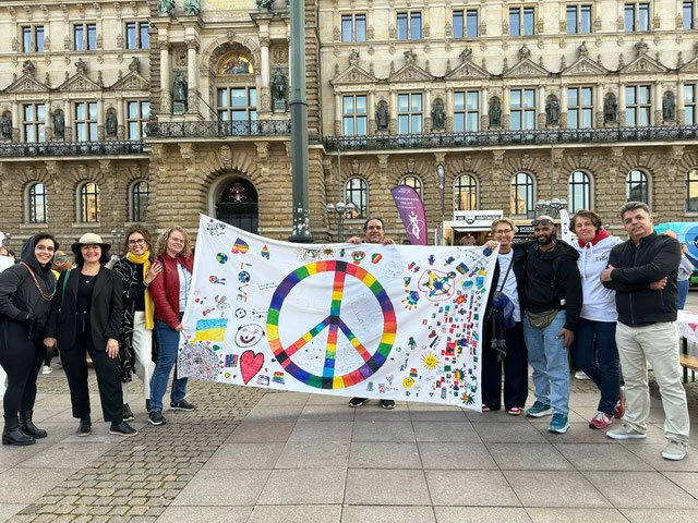 Gruppe mit Friedensbanner vor dem Hamburger Rathaus